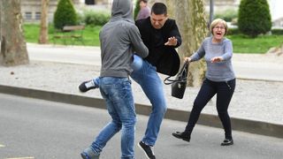 Incident nakon izricanja presude Komšiću: Stric ubijene Kristine nasrnuo na prolaznika Incident nakon izricanja presude Komšiću: Stric ubijene Kristine nasrnuo na prolaznika