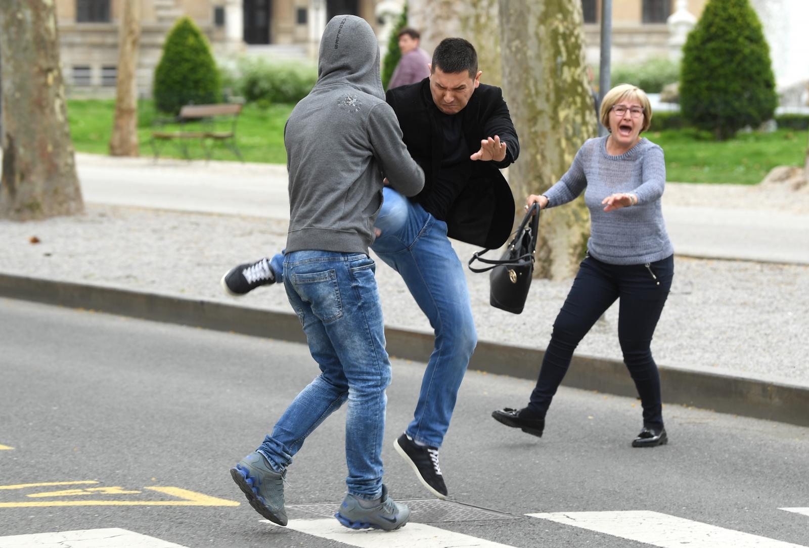 Incident nakon izricanja presude Komšiću: Stric ubijene Kristine nasrnuo na prolaznika Incident nakon izricanja presude Komšiću: Stric ubijene Kristine nasrnuo na prolaznika