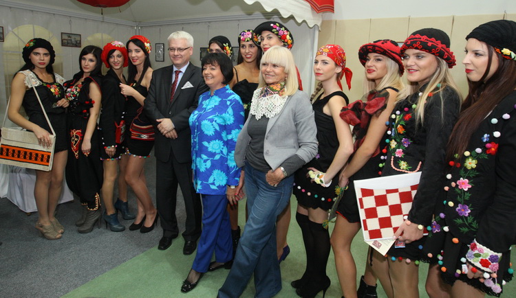 Zadar, 151010.
Predsjednik hrvatske Ivo Josipovic u sklopu posjeta Zadru obisao je i Eko etno sajam koji se ovog tjedna dogadja u dvorani na Visnjiku.Predsjednikje obisao sve izlagace (vise od 300) sa svakim se rukavao i skoro sa svakim slikao.
Na fotogra Zadar, 151010.
Predsjednik hrvatske Ivo Josipovic u sklopu posjeta Zadru obisao je i Eko etno sajam koji se ovog tjedna dogadja u dvorani na Visnjiku.Predsjednikje obisao sve izlagace (vise od 300) sa svakim se rukavao i skoro sa svakim slikao.
Na fotogra