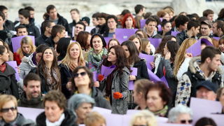 Zadar, 051212.
Nekoliko stotina zadarskih srednjoskolaca okupilo se danas u cast Arheoloskog muzeja kako bi sudjelovali u tzv. milenijskoj fotografiji Sime Strikomana. U povodu 180. godisnjice postojanja te najstarije zadarske ustanove kultura na prostoru Zadar, 051212.
Nekoliko stotina zadarskih srednjoskolaca okupilo se danas u cast Arheoloskog muzeja kako bi sudjelovali u tzv. milenijskoj fotografiji Sime Strikomana. U povodu 180. godisnjice postojanja te najstarije zadarske ustanove kultura na prostoru