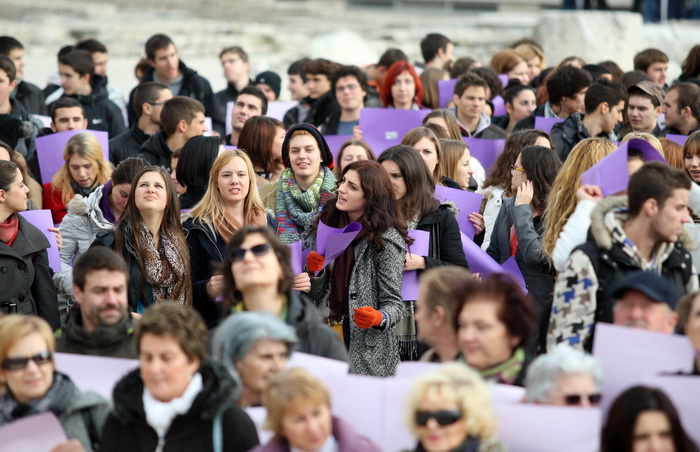 Zadar, 051212.
Nekoliko stotina zadarskih srednjoskolaca okupilo se danas u cast Arheoloskog muzeja kako bi sudjelovali u tzv. milenijskoj fotografiji Sime Strikomana. U povodu 180. godisnjice postojanja te najstarije zadarske ustanove kultura na prostoru Zadar, 051212.
Nekoliko stotina zadarskih srednjoskolaca okupilo se danas u cast Arheoloskog muzeja kako bi sudjelovali u tzv. milenijskoj fotografiji Sime Strikomana. U povodu 180. godisnjice postojanja te najstarije zadarske ustanove kultura na prostoru
