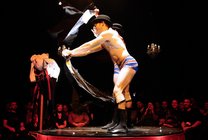 Zagreb, 291011.
Veceras je u staroj tvornici Jedinstvo odrzana jos jedna vecer 7. Festivala novog cirkusa, koji traje od 25.10. do 30.10. Veceras je odrzana cabaret predstava Red room.
Na fotografiji: nastup akrobata English Gents
Foto: Admir Buljubasic / Zagreb, 291011.
Veceras je u staroj tvornici Jedinstvo odrzana jos jedna vecer 7. Festivala novog cirkusa, koji traje od 25.10. do 30.10. Veceras je odrzana cabaret predstava Red room.
Na fotografiji: nastup akrobata English Gents
Foto: Admir Buljubasic /