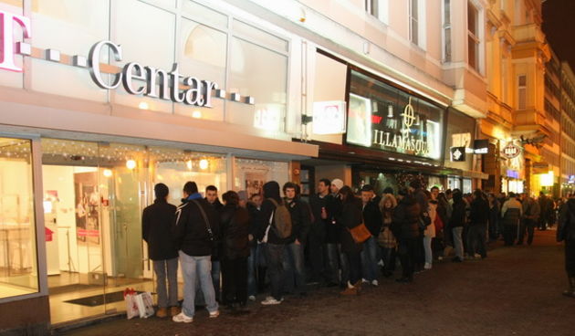 24.11.2011. Zagreb –  Cvjetni trg, T-Centar. iPhone 4S postaje dostupan korisnicima HT-a vec od ponoci 25. studenoga i to u cetiri regionalna centra. U ponocnoj prodaji uredjaj je dostupan u T-Centrima: na Cvjetnom trgu u Zagrebu, u Marmontovoj ulici u Sp