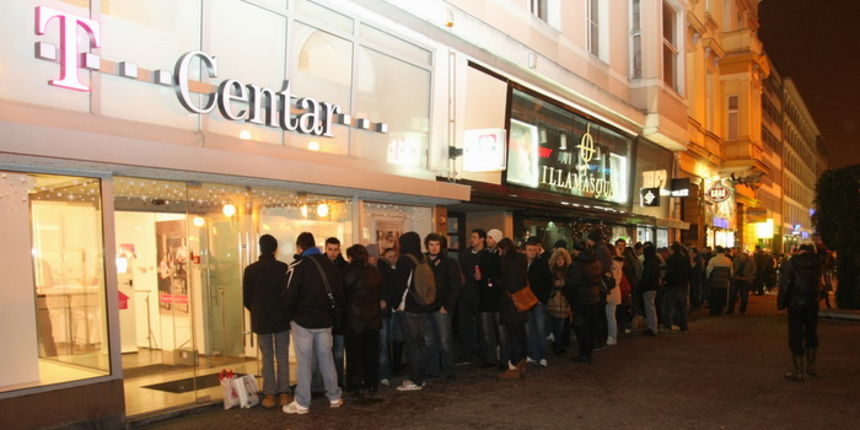 24.11.2011. Zagreb –  Cvjetni trg, T-Centar. iPhone 4S postaje dostupan korisnicima HT-a vec od ponoci 25. studenoga i to u cetiri regionalna centra. U ponocnoj prodaji uredjaj je dostupan u T-Centrima: na Cvjetnom trgu u Zagrebu, u Marmontovoj ulici u Sp