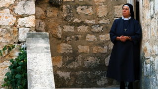 Vis 210812.
Otok Vis jedan je od najudaljenijih hrvatskih otoka koji broji nesto manje od 3 i pol tisuce stanovnika.No u vrijeme turisticke sezone otok postaje omiljena destinacija turistima od kojih je tradicionalno u kolovozu najvise Talijana.Vis ima bo