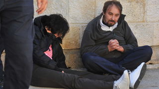 Zadar, 081112
Unatoc brojnim prosvjedima danas oko je oko 10h iz stana u zadarskoj cetvrti Arbanasi delozirana obitelj Vukic. Ulaz su svojim tijelima blokirali clanovi obitelji te njihovi prijatelji koje je policija bez otpora za ruke i noge odnijela u po Zadar, 081112
Unatoc brojnim prosvjedima danas oko je oko 10h iz stana u zadarskoj cetvrti Arbanasi delozirana obitelj Vukic. Ulaz su svojim tijelima blokirali clanovi obitelji te njihovi prijatelji koje je policija bez otpora za ruke i noge odnijela u po