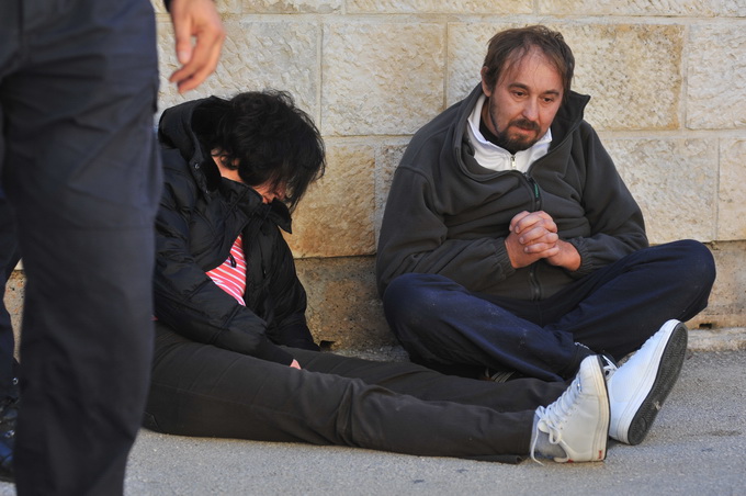 Zadar, 081112
Unatoc brojnim prosvjedima danas oko je oko 10h iz stana u zadarskoj cetvrti Arbanasi delozirana obitelj Vukic. Ulaz su svojim tijelima blokirali clanovi obitelji te njihovi prijatelji koje je policija bez otpora za ruke i noge odnijela u po Zadar, 081112
Unatoc brojnim prosvjedima danas oko je oko 10h iz stana u zadarskoj cetvrti Arbanasi delozirana obitelj Vukic. Ulaz su svojim tijelima blokirali clanovi obitelji te njihovi prijatelji koje je policija bez otpora za ruke i noge odnijela u po