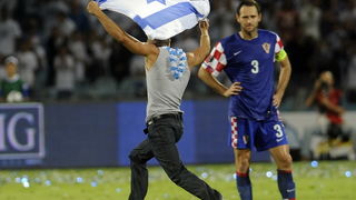 Tel Aviv, 091010.
Ramat-Gan Stadion.
Kvalifikacijska nogometna utakmica grupe F izmedju Izraela i Hrvatske za Euro 2012 u Poljskoj i Ukrajini.
Na slici: navijac Izraela utrcao u teren, pored njega Josip Simunic.
Foto: Drago Sopta / CROPIX
