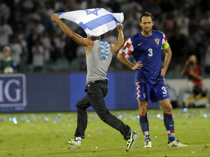 Tel Aviv, 091010.
Ramat-Gan Stadion.
Kvalifikacijska nogometna utakmica grupe F izmedju Izraela i Hrvatske za Euro 2012 u Poljskoj i Ukrajini.
Na slici: navijac Izraela utrcao u teren, pored njega Josip Simunic.
Foto: Drago Sopta / CROPIX