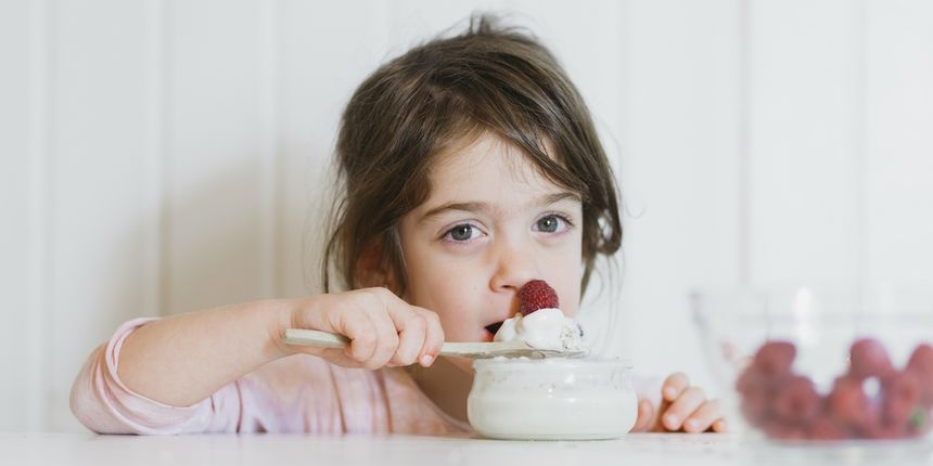 Dijete jede