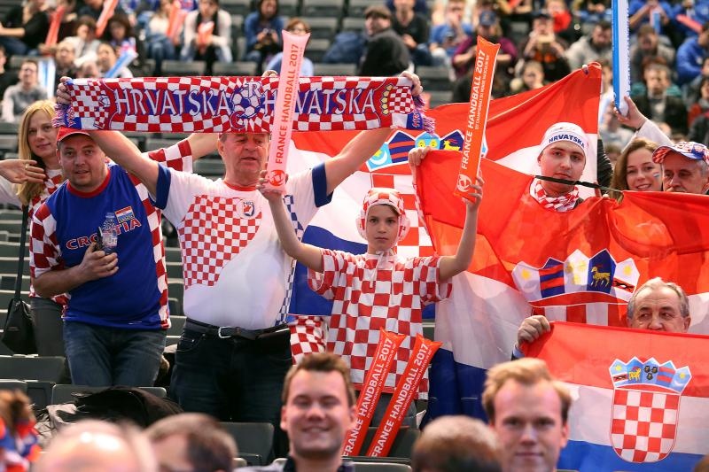 Hrvatski navijači u Parizu na utakmici Slovenija – Hrvatska za 3. mjesto na Svjetskom prvenstvu