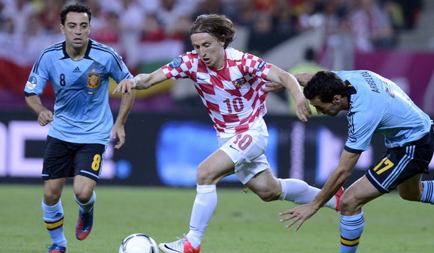 Gdanjsk, 180612.
EURO 2012.
PGE Arena Gdanjsk.
Utakmica treceg kola skupine C, Europskog nogometnog prvenstva u Poljskoj i Ukrajini, izmedju Hrvatske i Spanjolske.
Na fotografiji: Xavi Hernandez, Luka Modric i Alvaro Arbeloa.
Foto: Drago Sopta / CROPIX