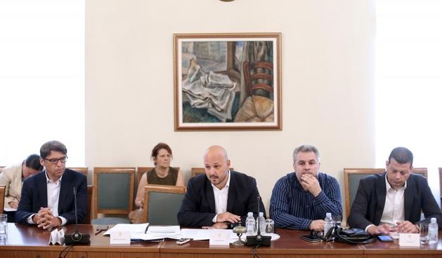 Odbor za rad, mirovinski sustav i socijalno partnerstvo odrzao je sjednicu na temu “Diskriminira li Vlada Republike hrvatske javne sluzbe?”. Zeljko Jovanovic, Gordan Maras, Damir Tomic, Sasa Djujic