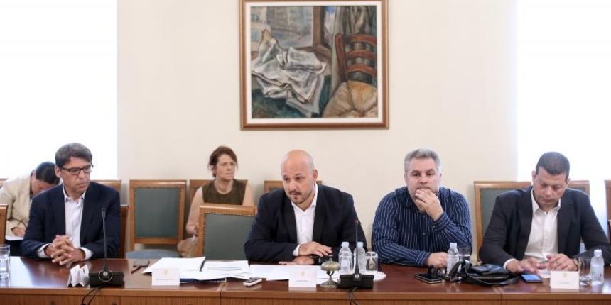 Odbor za rad, mirovinski sustav i socijalno partnerstvo odrzao je sjednicu na temu “Diskriminira li Vlada Republike hrvatske javne sluzbe?”. Zeljko Jovanovic, Gordan Maras, Damir Tomic, Sasa Djujic Odbor za rad, mirovinski sustav i socijalno partnerstvo odrzao je sjednicu na temu “Diskriminira li Vlada Republike hrvatske javne sluzbe?”. Zeljko Jovanovic, Gordan Maras, Damir Tomic, Sasa Djujic