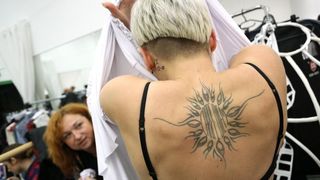 Zagreb – U Zagrebackom plesnom centru odrzana je revija poznatih hrvatskih dizajnera u sklopu devetog Modnog ormara. Detalji iz backstaga, frizeri i vizasisti vrse posljednje pripreme modela uoci revija. šminkanje. make-up. modeli, tetovaže, štikle. Photo