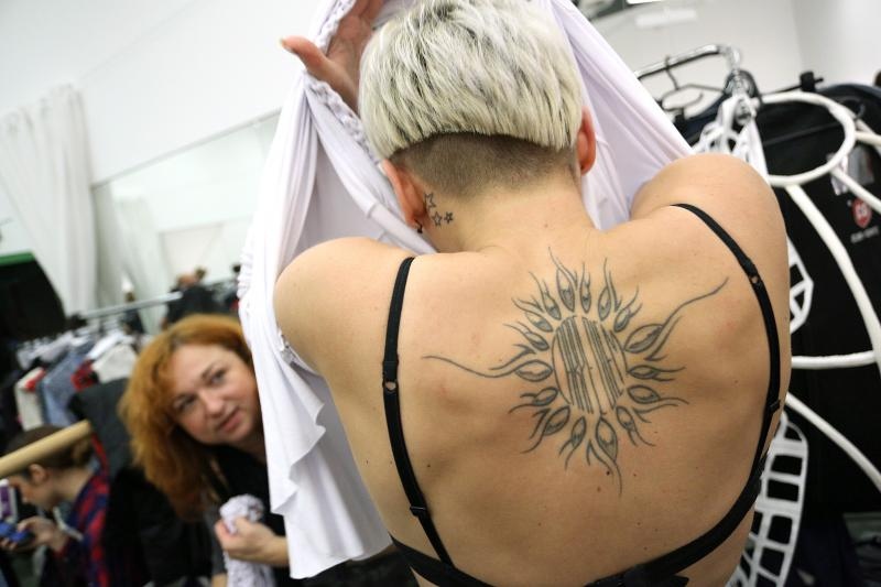 Zagreb – U Zagrebackom plesnom centru odrzana je revija poznatih hrvatskih dizajnera u sklopu devetog Modnog ormara. Detalji iz backstaga, frizeri i vizasisti vrse posljednje pripreme modela uoci revija. šminkanje. make-up. modeli, tetovaže, štikle. Photo