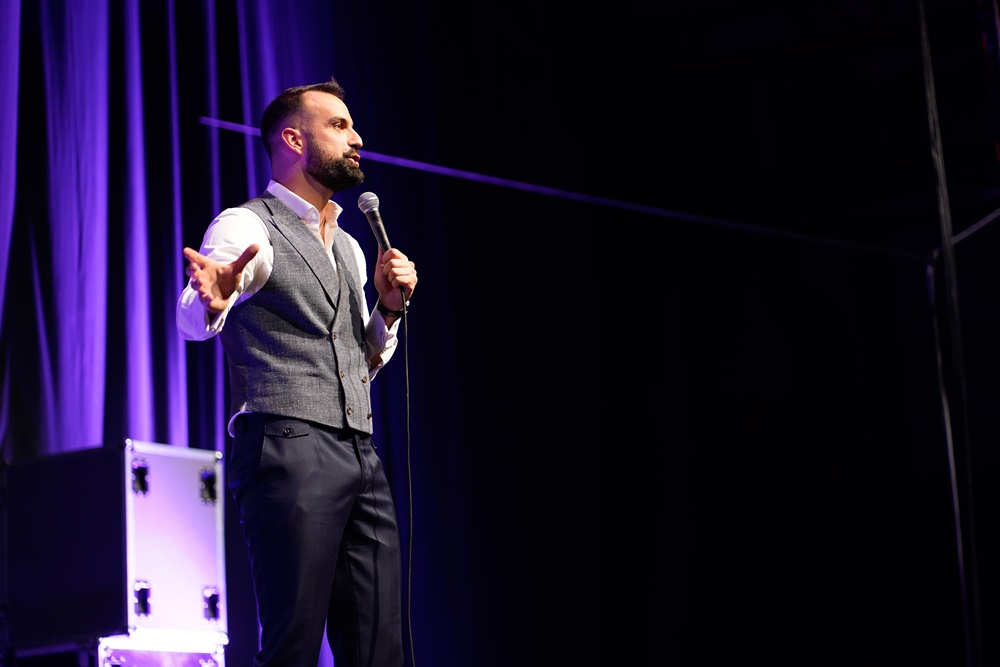 Stand up comedy večer: Ivan Šarić u Domu sportova Stand up comedy večer: Ivan Šarić u Domu sportova