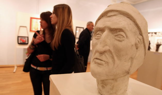 Zadar ,180510.
Dvorana u Hrvatskom narodnom kazalistu.Godisnja izlozba ucenika skole primjenjene umjetnosti i dizajna.
Foto : Vladimir Ivanov / CROPIX