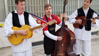 Turopoljsko srce srcu Zadra: Buševačke delicije i folklorni program na Forumu