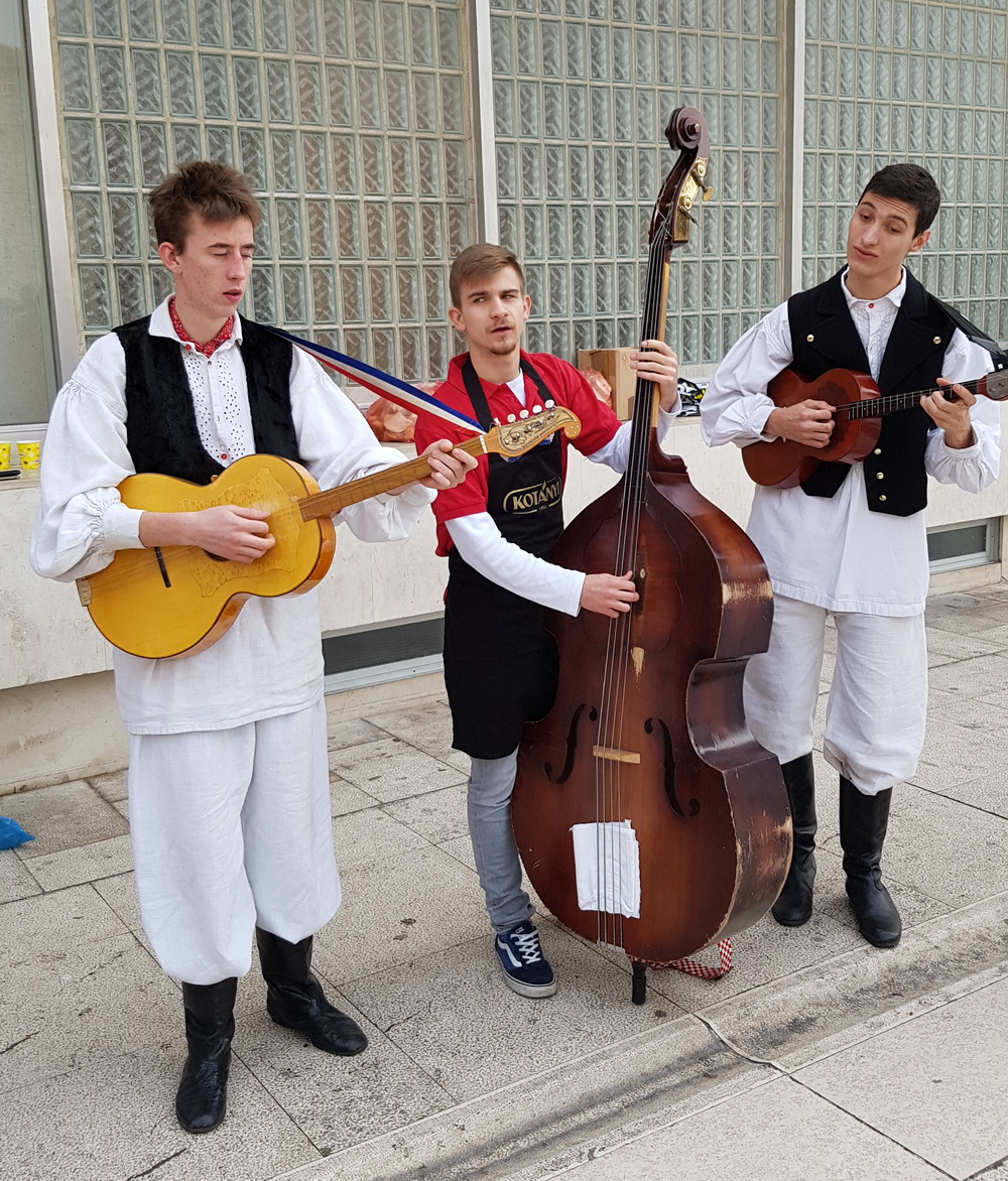 Turopoljsko srce srcu Zadra: Buševačke delicije i folklorni program na Forumu