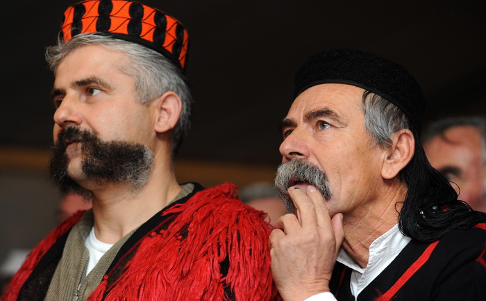 Zadar, 080111.
U Nadinu, selu pokraj Benkovca odrzana je danas
4. Cvitarijada pod nazivom Najbolji cvitarasi od Nina do Knina. Rijec je o natjecanju u kojem je sudjelovalo oko
30-ak samoukih sviraca etno skladbi na usnoj harmonici.
Na slici: neki su p Zadar, 080111.
U Nadinu, selu pokraj Benkovca odrzana je danas
4. Cvitarijada pod nazivom Najbolji cvitarasi od Nina do Knina. Rijec je o natjecanju u kojem je sudjelovalo oko
30-ak samoukih sviraca etno skladbi na usnoj harmonici.
Na slici: neki su p