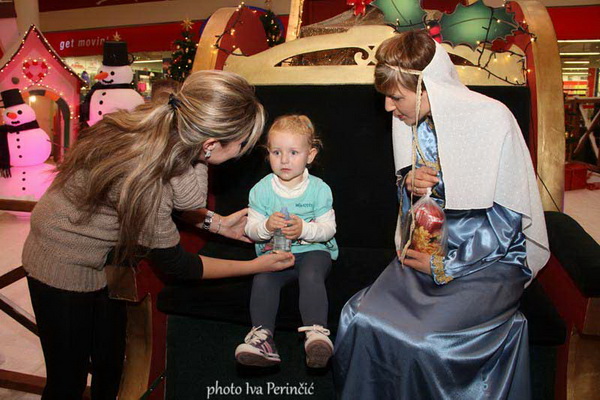 Sv. Luce razveselila mališane u Supernova centru, Foto: Iva Perinčić Sv. Luce razveselila mališane u Supernova centru, Foto: Iva Perinčić
