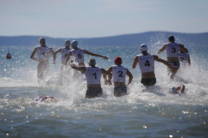 Na plaži u Zatonu kod Zadra održan je tečaj Hrvatskog crvenog križa za  djevojke i mladiće kako bi dobili licencu za spasioce na plažama Zadarske županije. Photo: Filip Brala/PIXSELL