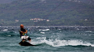 Kiteri i surferi uživali u jakom jugu