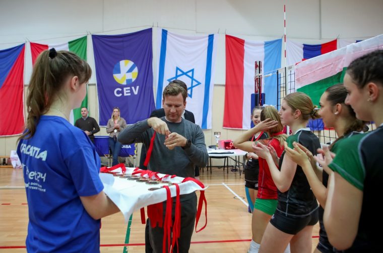 Župan Bilaver na završnici kvalifikacijskog odbojkaškog turnira u Zadru: Hrvatska U-18 reprezentacija nakon drame do srebra