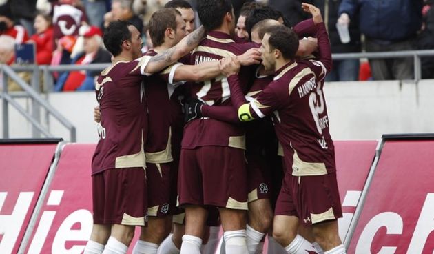 Players of Hannover 96 celebrate // Reuters