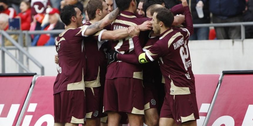 Players of Hannover 96 celebrate // Reuters Players of Hannover 96 celebrate // Reuters