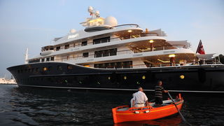 Zadar, 150811.
Danas u vecernjim satima u zadarsku luku uplovila je jahta Cake Walk duga 85 metara i siroka 14. Jahta koja plovi pod zastavom Kajmanskog otocja sagradjena je 2010 godine i najveca je privatna jahta sagradjena u Americi posljednjih 80 godin