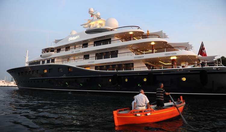 Zadar, 150811.
Danas u vecernjim satima u zadarsku luku uplovila je jahta Cake Walk duga 85 metara i siroka 14. Jahta koja plovi pod zastavom Kajmanskog otocja sagradjena je 2010 godine i najveca je privatna jahta sagradjena u Americi posljednjih 80 godin