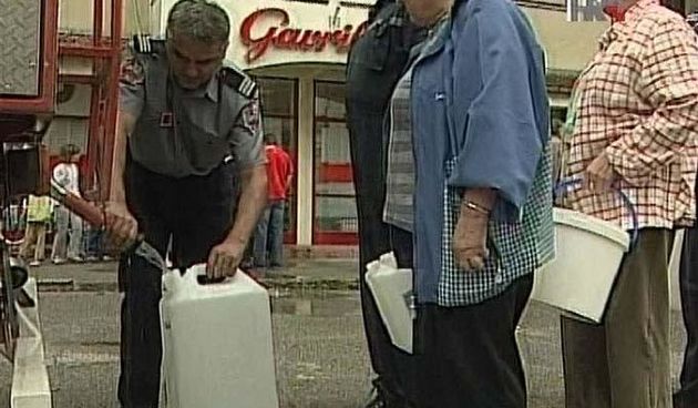 Petrinja – voda iz cisterne (Foto: 24sata.hr/htv)
