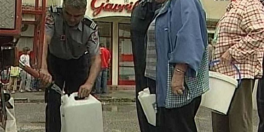 Petrinja – voda iz cisterne (Foto: 24sata.hr/htv) Petrinja – voda iz cisterne (Foto: 24sata.hr/htv)