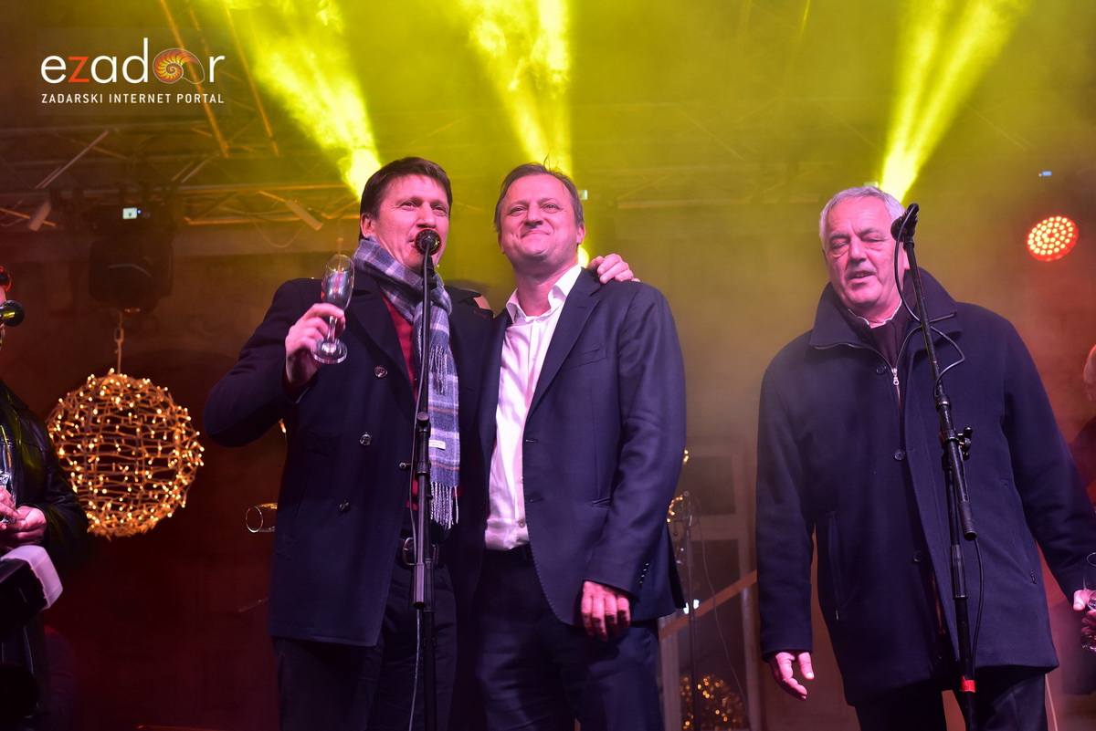 Tisuće Zadrana uživalo na krcatom Narodnom trgu i Tgu Petra Zoranića uz Tomislava Bralića i klapu Intrade Tisuće Zadrana uživalo na krcatom Narodnom trgu i Tgu Petra Zoranića uz Tomislava Bralića i klapu Intrade
