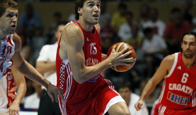 Zadar, 220810
Dvorana Kresimira Cosica.
Trece kolo Svjetskog kupa, kosarkaska utakmica izmedju reprezentacija Hrvatska i Rusija.
Na slici: Igrac Hrvatske Luksa Andric.
Foto: Jure Miskovic / CROPIX