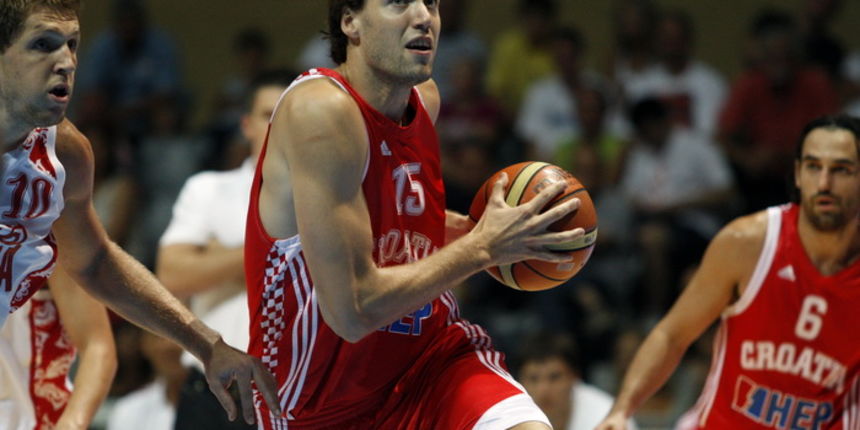 Zadar, 220810
Dvorana Kresimira Cosica.
Trece kolo Svjetskog kupa, kosarkaska utakmica izmedju reprezentacija Hrvatska i Rusija.
Na slici: Igrac Hrvatske Luksa Andric.
Foto: Jure Miskovic / CROPIX