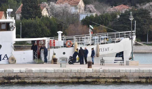 Oštećena prova broda Tijat u luci Zlarin