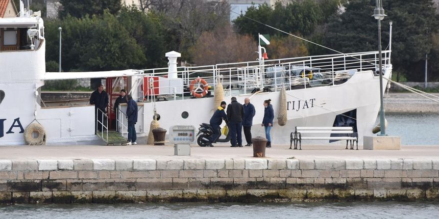 Oštećena prova broda Tijat u luci Zlarin Oštećena prova broda Tijat u luci Zlarin
