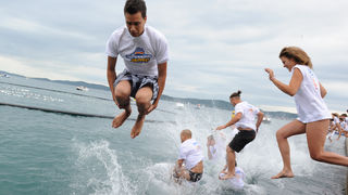 Danas se na zadarskoj rivi cetvrtu godinu za redom odrzava manifestacija Milenijum Jump. Foto : Andrija Lucic / CROPIX