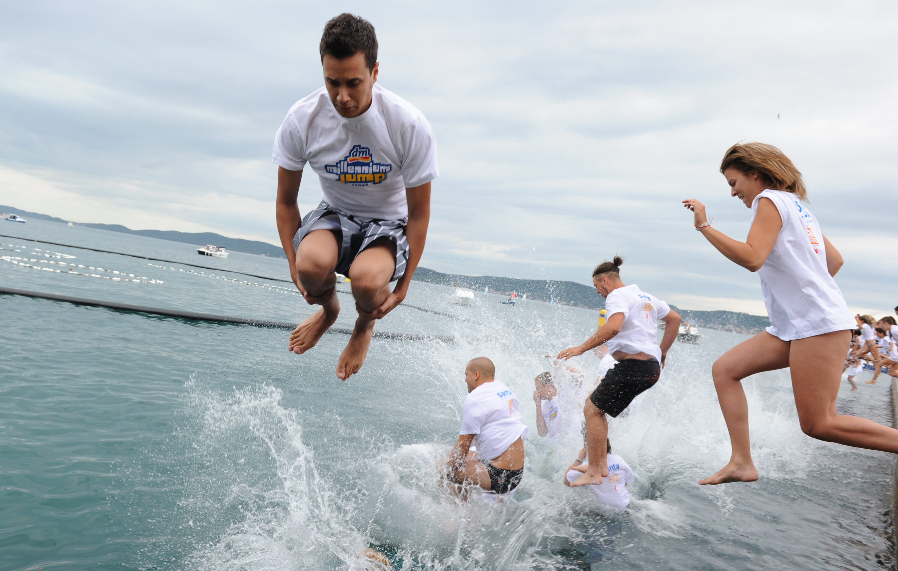 Danas se na zadarskoj rivi cetvrtu godinu za redom odrzava manifestacija Milenijum Jump. Foto : Andrija Lucic / CROPIX