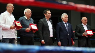 Zadar, 210413.
Dvorana Kresimira Cosica. Prvenstvo Hrvatske u boksu. Na fotografiji (s lijeva) Petar Knezevic predsjednik BK Zlatna rukavica, Zvonimir Vrancic gradonacelnik, Robert Pauletic predsjednik boksackog saveza, Antun Vrdoljak i Zlatko Matesa.
Fo Zadar, 210413.
Dvorana Kresimira Cosica. Prvenstvo Hrvatske u boksu. Na fotografiji (s lijeva) Petar Knezevic predsjednik BK Zlatna rukavica, Zvonimir Vrancic gradonacelnik, Robert Pauletic predsjednik boksackog saveza, Antun Vrdoljak i Zlatko Matesa.
Fo