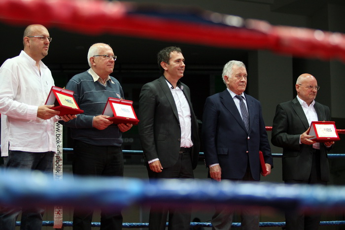 Zadar, 210413.
Dvorana Kresimira Cosica. Prvenstvo Hrvatske u boksu. Na fotografiji (s lijeva) Petar Knezevic predsjednik BK Zlatna rukavica, Zvonimir Vrancic gradonacelnik, Robert Pauletic predsjednik boksackog saveza, Antun Vrdoljak i Zlatko Matesa.
Fo Zadar, 210413.
Dvorana Kresimira Cosica. Prvenstvo Hrvatske u boksu. Na fotografiji (s lijeva) Petar Knezevic predsjednik BK Zlatna rukavica, Zvonimir Vrancic gradonacelnik, Robert Pauletic predsjednik boksackog saveza, Antun Vrdoljak i Zlatko Matesa.
Fo