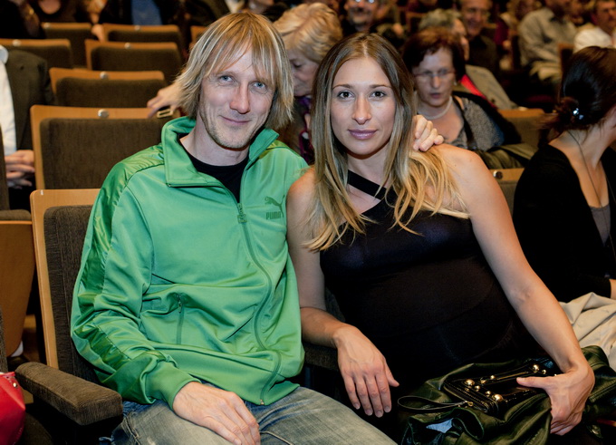 Zagreb, 230912.
Veceras je u KD Vatroslav Lisinski premijerno izvedena predstava Montazstroja 55+ u kojoj volonterski glumi 55 anonimaca starijih od 55 godina.
Na fotografiji: Damir Hoyka sa trudnom suprugom.
Foto: Neja Markicevic / CROPIX Zagreb, 230912.
Veceras je u KD Vatroslav Lisinski premijerno izvedena predstava Montazstroja 55+ u kojoj volonterski glumi 55 anonimaca starijih od 55 godina.
Na fotografiji: Damir Hoyka sa trudnom suprugom.
Foto: Neja Markicevic / CROPIX