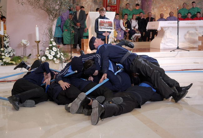 Metkovic, 050410.
Festival zudija, cuvara Kristova groba, u zupi sv. Nikole u Metkovicu.
Jubilarni deseti po redu vodicki festival Zudija Metkovic 2010, ove je godine odrzan u zupi Svetog Nikole na desnoj strani grada Metkovica uz sudjelovanje 24 skupine Metkovic, 050410.
Festival zudija, cuvara Kristova groba, u zupi sv. Nikole u Metkovicu.
Jubilarni deseti po redu vodicki festival Zudija Metkovic 2010, ove je godine odrzan u zupi Svetog Nikole na desnoj strani grada Metkovica uz sudjelovanje 24 skupine