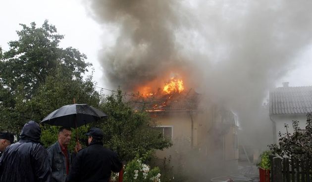 14.08.2014., Koprivnica – Nakon 12 sati grom je udario u obiteljsku kucu u Gorickoj ulici. Plamen je zahvatio potkrovlje, a pozar se prosirio na ostatak kuce. Intervenirali su vatrogasci JVP Koprivnica s tri vozila, ali nisu uspjeli spasiti kucu. Photo: