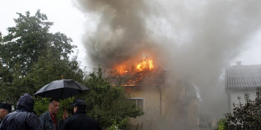 14.08.2014., Koprivnica – Nakon 12 sati grom je udario u obiteljsku kucu u Gorickoj ulici. Plamen je zahvatio potkrovlje, a pozar se prosirio na ostatak kuce. Intervenirali su vatrogasci JVP Koprivnica s tri vozila, ali nisu uspjeli spasiti kucu. Photo: