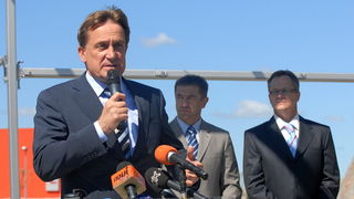 Zadar, 300509.
Danas je na odmoristu Marune odrzana svecanost otvaranja tunela Mala Kapela i Sv.Rok. 
Prisutnima su se obratili ministar Bozidar Kalmeta, ministar Darko Milinovic i Jurica Prskalo (u pozadini).
Foto: Andrija Lucic / CROPIX