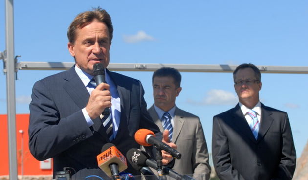 Zadar, 300509.
Danas je na odmoristu Marune odrzana svecanost otvaranja tunela Mala Kapela i Sv.Rok. 
Prisutnima su se obratili ministar Bozidar Kalmeta, ministar Darko Milinovic i Jurica Prskalo (u pozadini).
Foto: Andrija Lucic / CROPIX